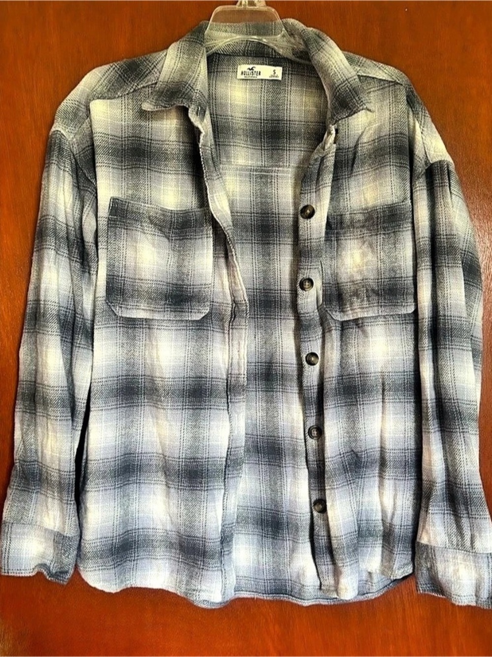 Hollister Plaid Button Down Shirt in Gray & White Size Small